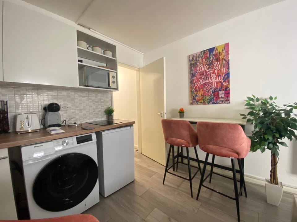 Kitchen or kitchenette, Dining area, minibar, stove, washing machine, dryer