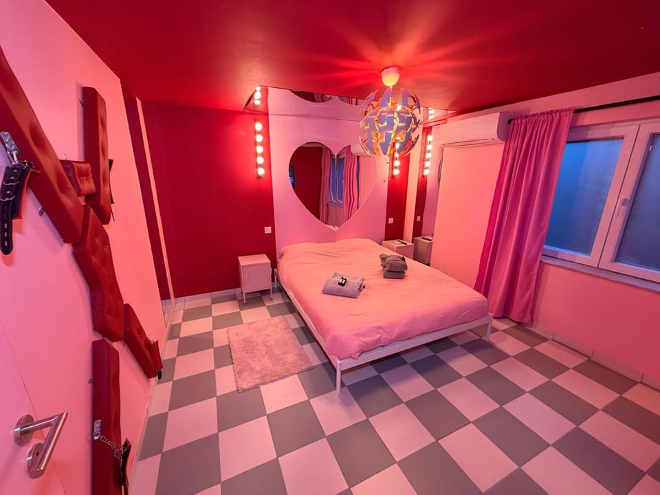 Photo of the whole room, Bedroom