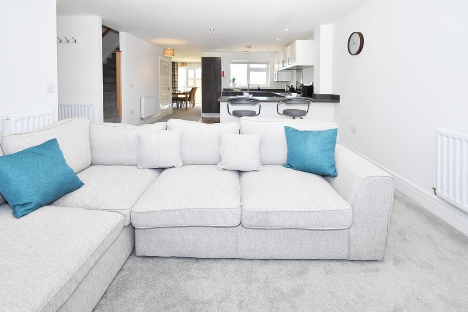 3BDR Regal House with Parking and Garden Apartment in Stoke-on-Trent