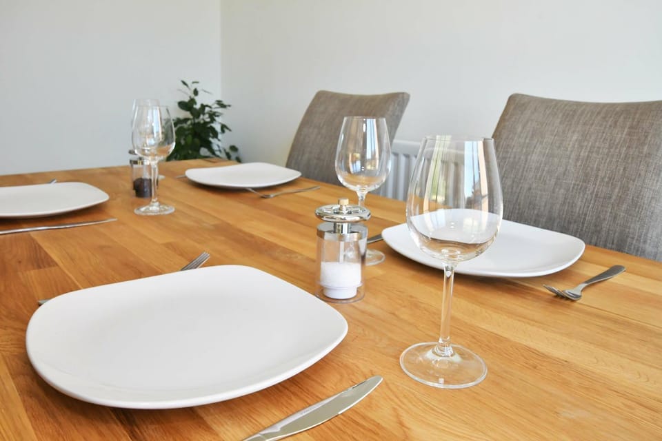 3BDR Regal House with Parking and Garden Apartment in Stoke-on-Trent