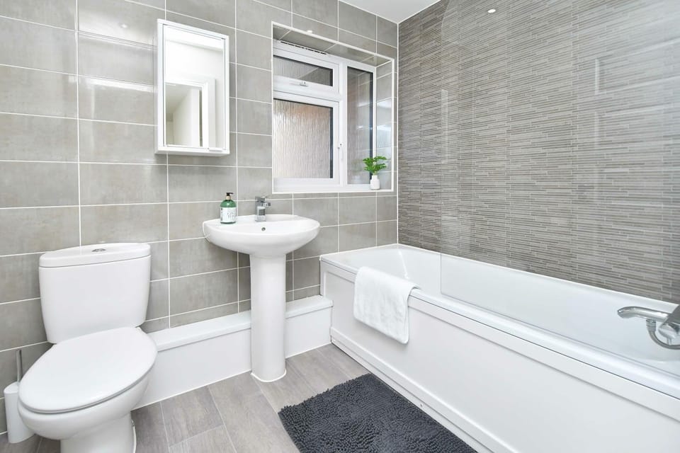 3BDR Regal House with Parking and Garden Apartment in Stoke-on-Trent