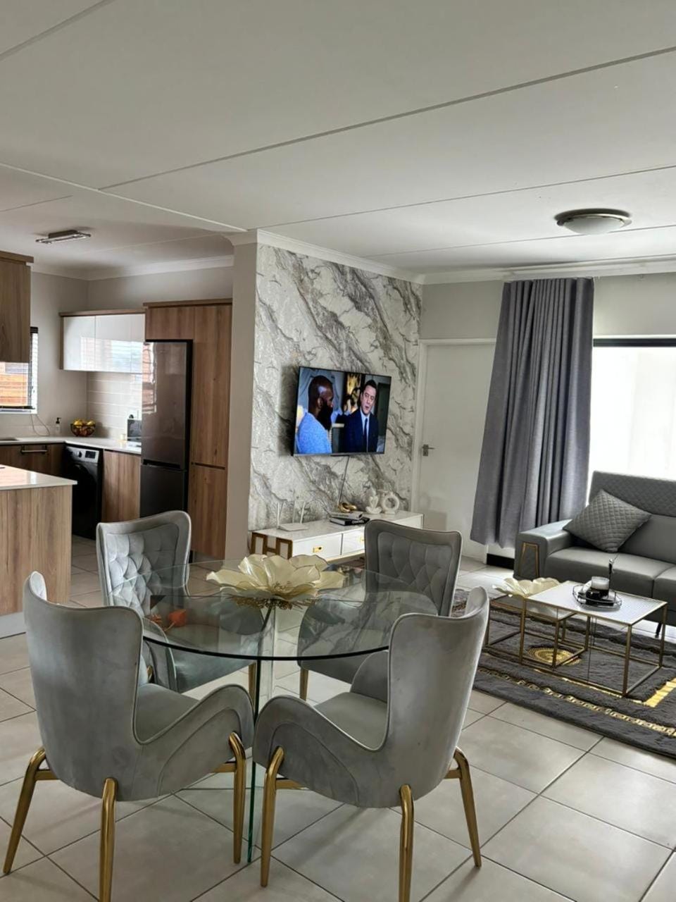 TV and multimedia, Seating area, Dining area