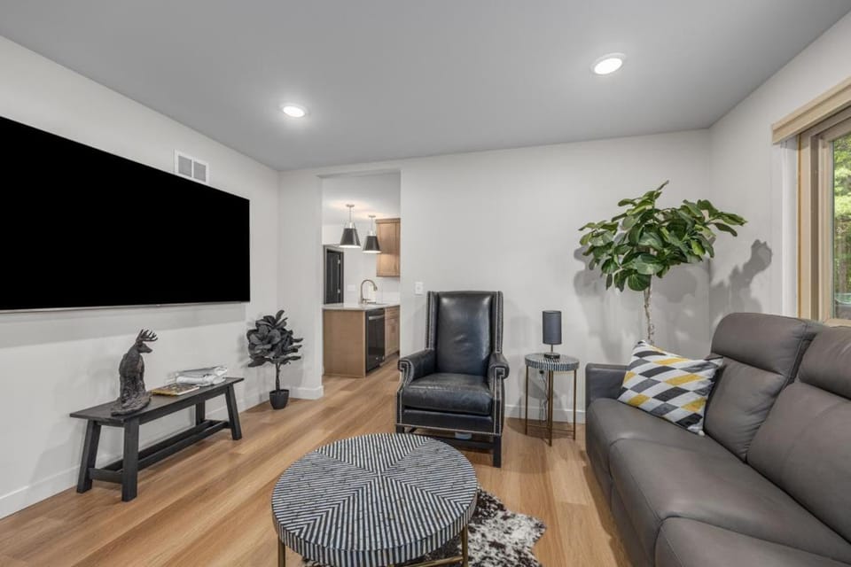 The Pines – Modern, Pet-Friendly Retreat Steps from Wedding Venue | Hot Tub & Bike Trail Access House in Saugatuck