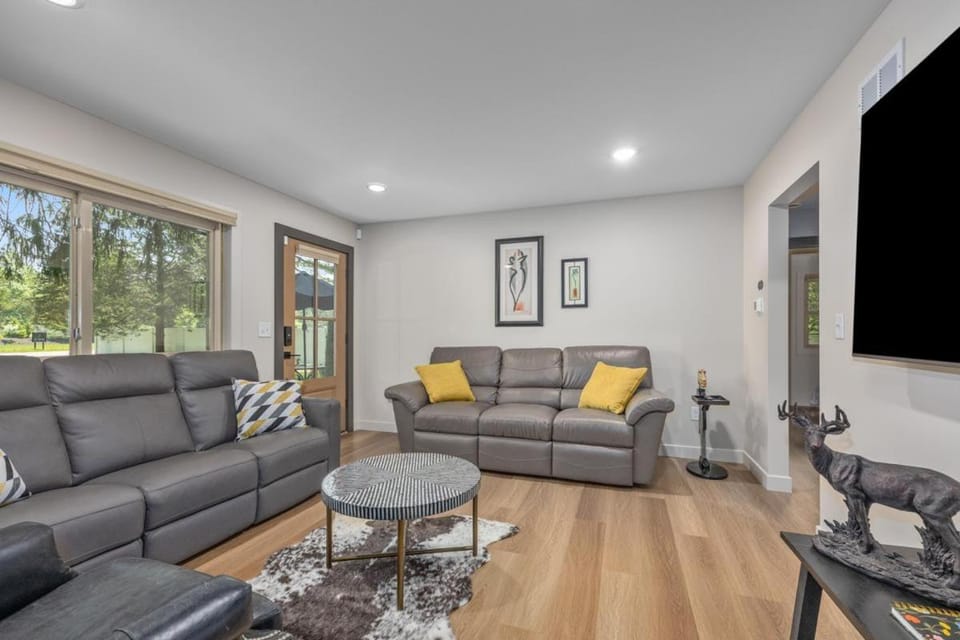 The Pines – Modern, Pet-Friendly Retreat Steps from Wedding Venue | Hot Tub & Bike Trail Access House in Saugatuck