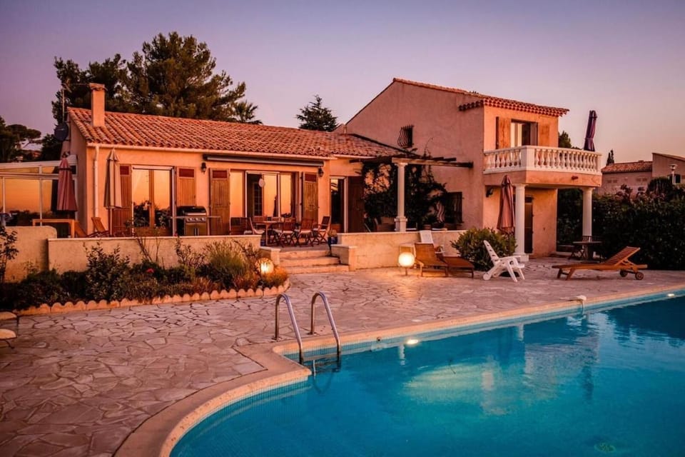 Villa with SEA VIEW, 1 km from the BEACH and CITY CENTER, BBQ, Tennis close by Villa in Roquebrune-sur-Argens