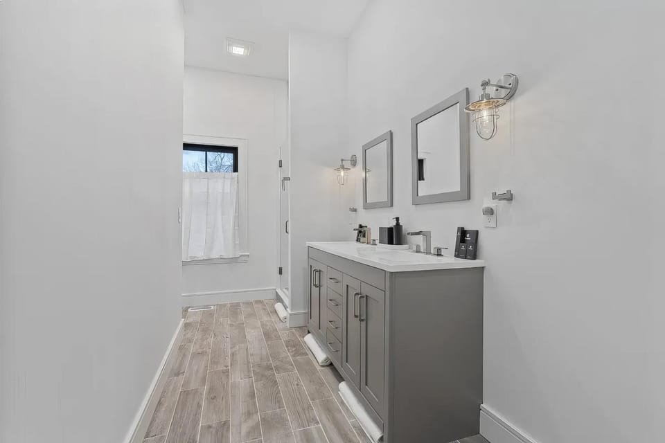 Cape Cod Village - Pool, Hot Tub & Fire Pit House in Centerville