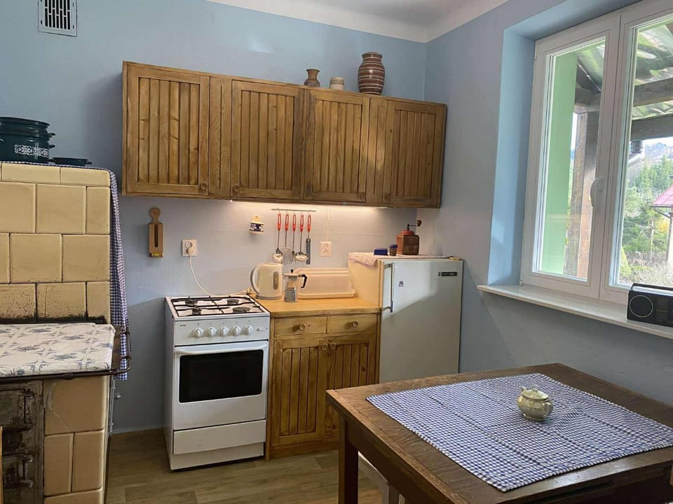 Kitchen or kitchenette, Dining area