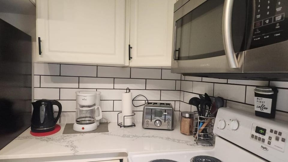 Bowman house perfect for you stay 4 Bedrooms Apartment in Winnipeg