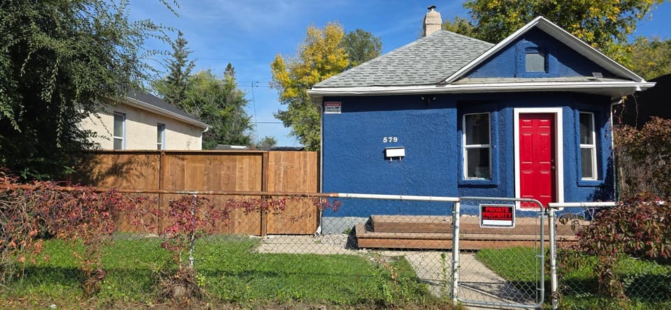 Bowman house perfect for you stay 4 Bedrooms Apartment in Winnipeg