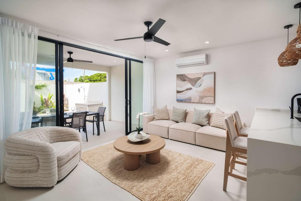 Elegant 2BR Pool Villa Beach 5min Holetown House in Saint James