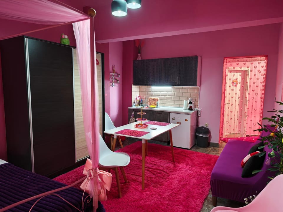 TV and multimedia, Kitchen or kitchenette, Living room, Seating area, Dining area