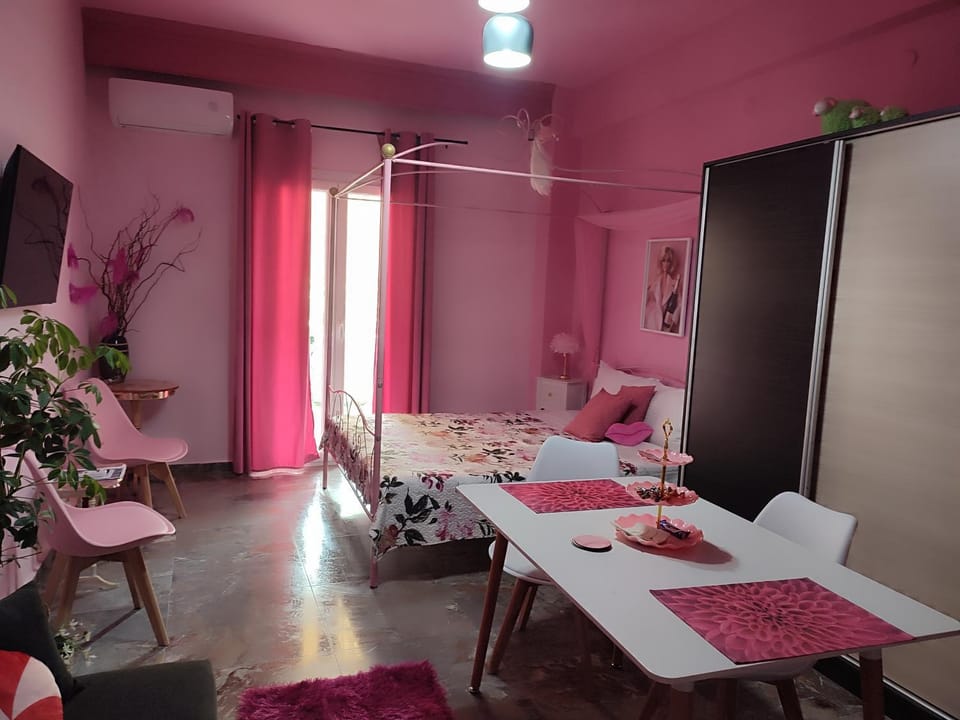 Bed, TV and multimedia, Living room, Photo of the whole room, Seating area, Dining area, Bedroom
