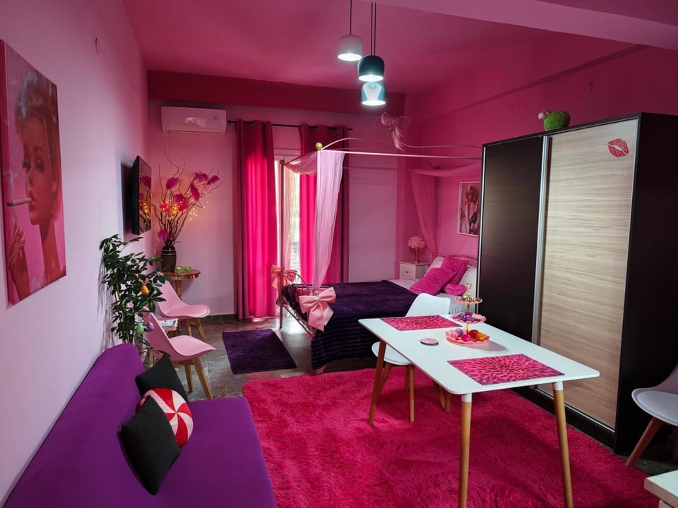 TV and multimedia, Living room, Photo of the whole room, Seating area, wardrobe, air conditioner