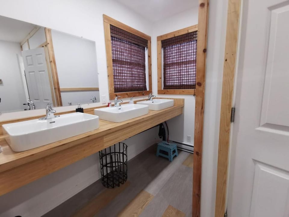 STEEP ROCK 5 Bdrooms Apartment in Manitoba