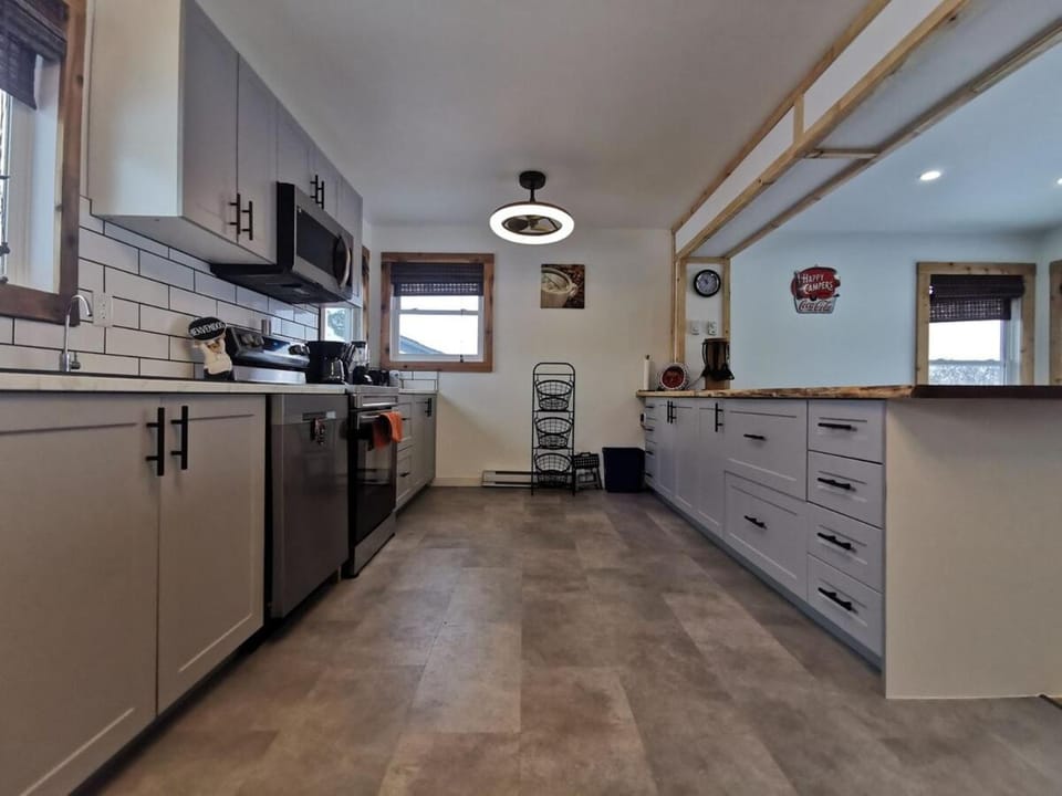 STEEP ROCK 5 Bdrooms Apartment in Manitoba