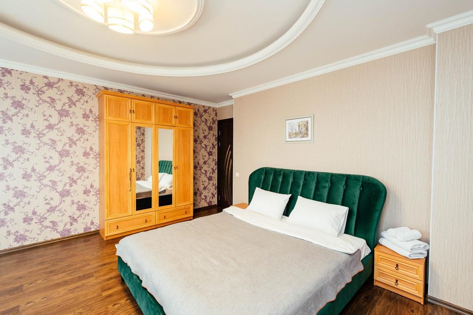Bed, Bedroom, towels, wardrobe