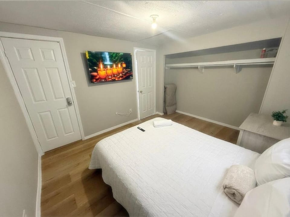 Cozy 2BR WiFi Free Parking Near IAH-DT- #PASS Apartment in Houston