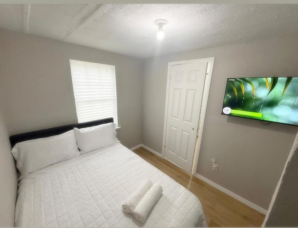 Cozy 2BR WiFi Free Parking Near IAH-DT- #PASS Apartment in Houston