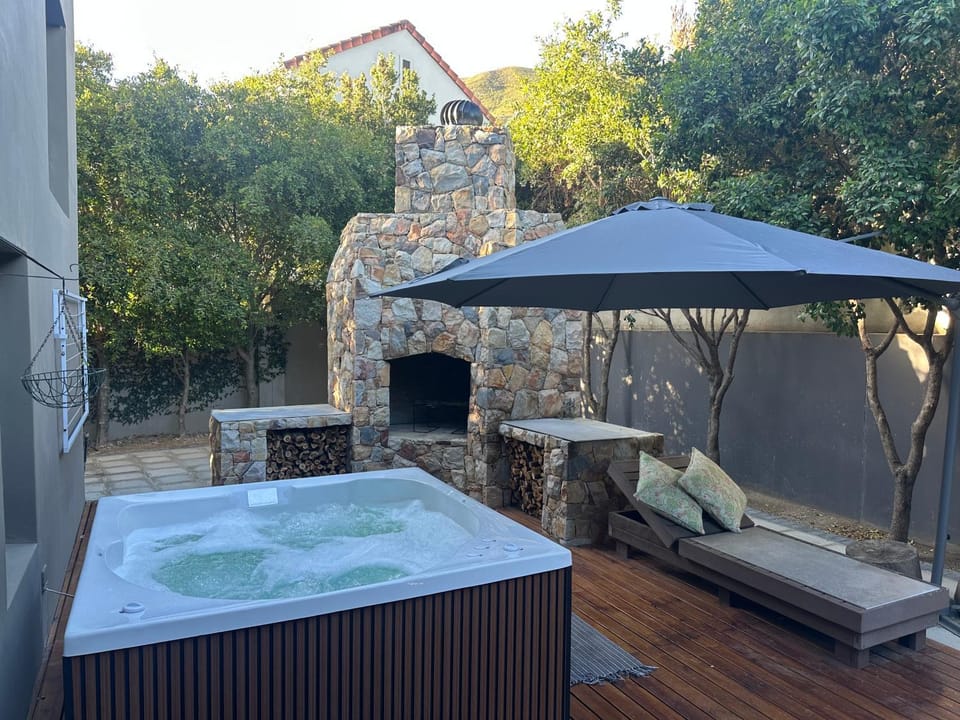 Chasing Jacuzzi Sunsets sea and mountain views Villa in Western Cape