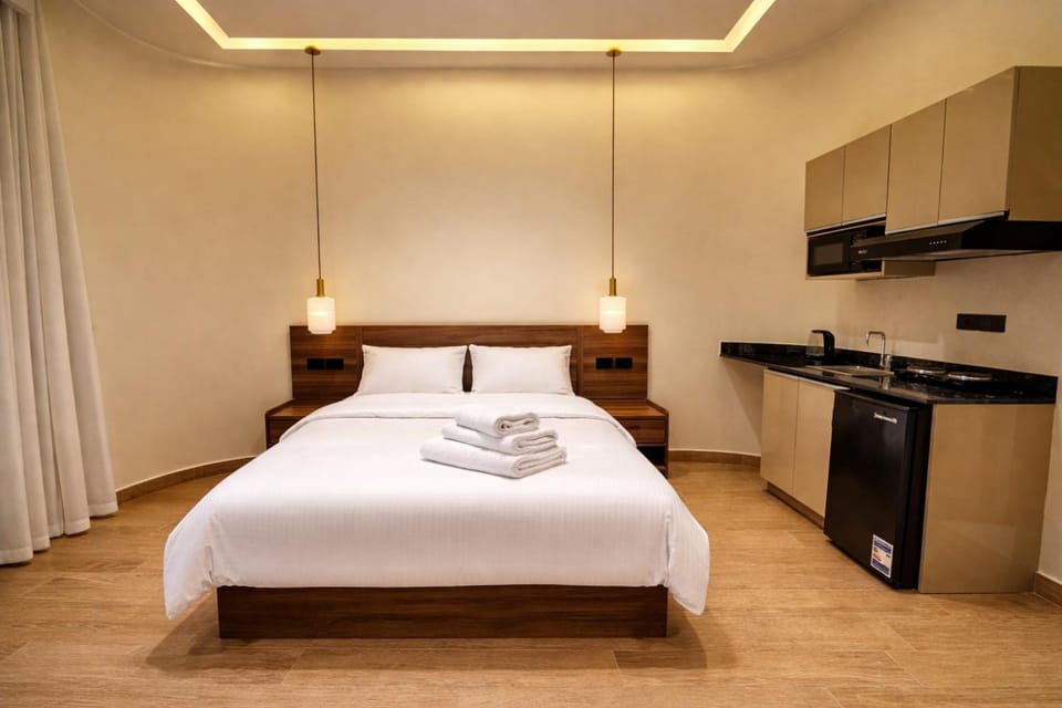 Bed, Kitchen or kitchenette, Photo of the whole room, Bedroom, microwave, minibar, stove, towels, wardrobe