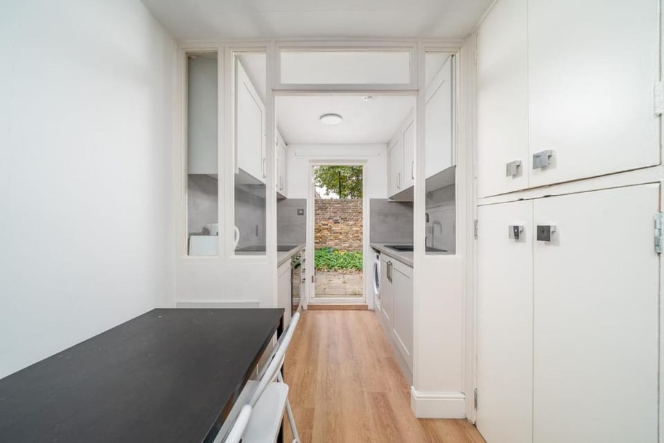 2 Studios Brixton 4 Double Beds 2 Bathrooms Garden Apartment in London