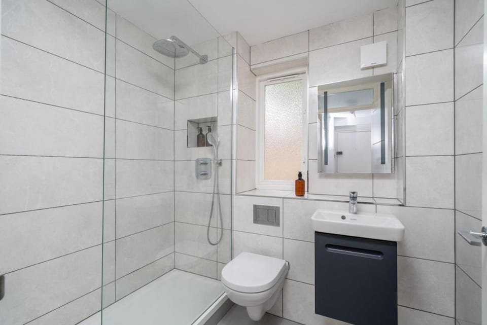 2 Studios Brixton 4 Double Beds 2 Bathrooms Garden Apartment in London
