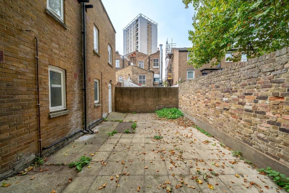 2 Studios Brixton 4 Double Beds 2 Bathrooms Garden Apartment in London