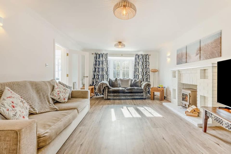 Henrow House Lymington 4 Bed Detached Home with Hot Tub House in Lymington