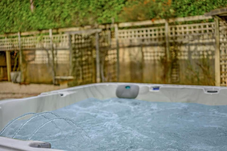Henrow House Lymington 4 Bed Detached Home with Hot Tub House in Lymington