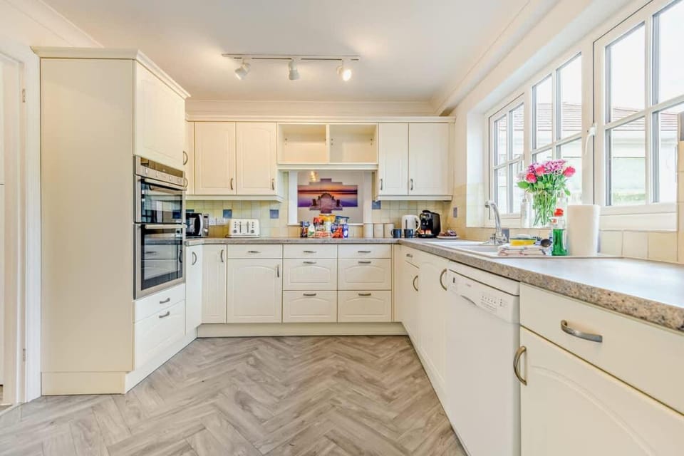 Henrow House Lymington 4 Bed Detached Home with Hot Tub House in Lymington