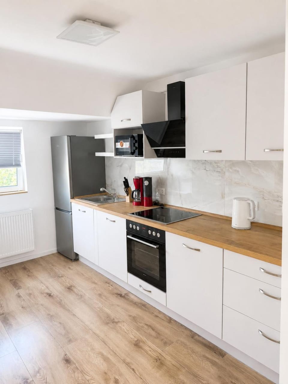 Coffee/tea facilities, Kitchen or kitchenette, dishwasher, microwave, oven, stove