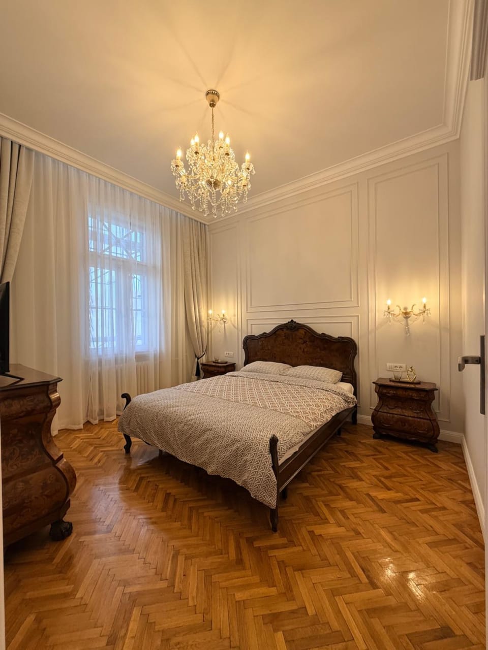 Bed, TV and multimedia, Bedroom
