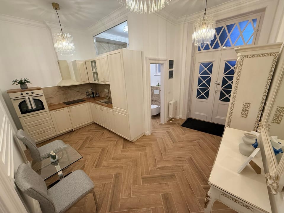 Facade/entrance, Kitchen or kitchenette, Seating area
