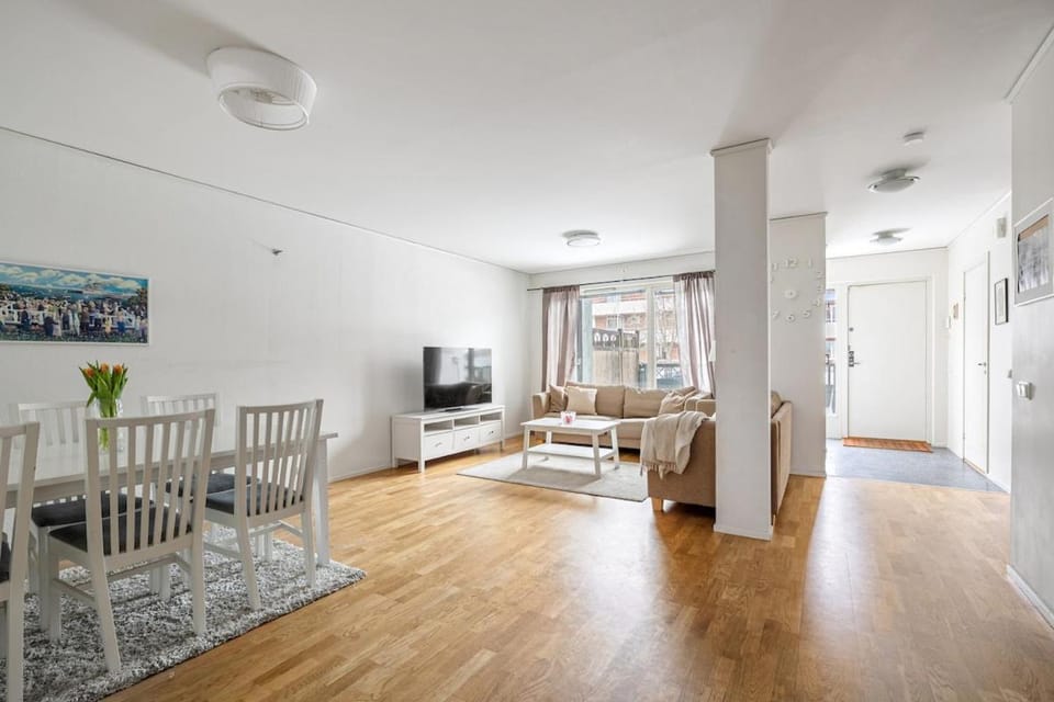 Cozy 3BR Townhouse near City - Free Parking House in Stockholm