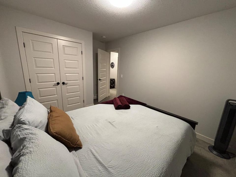 Luxury 3bedroom House with Kingsize Master bedroom House in Airdrie