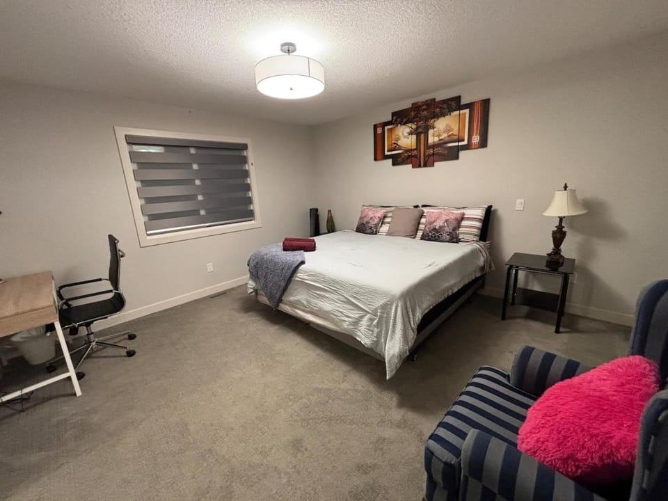 Luxury 3bedroom House with Kingsize Master bedroom House in Airdrie