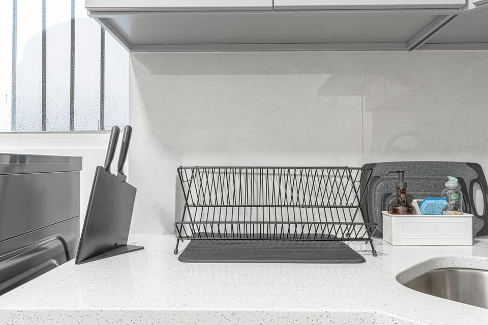Kitchen or kitchenette, minibar
