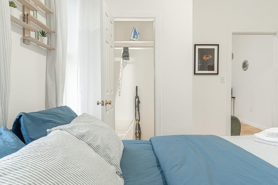 Bed, Photo of the whole room, Bedroom, air conditioner