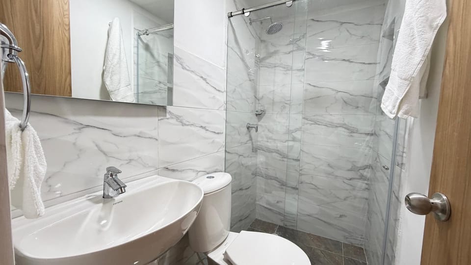 Shower, Toilet, Bathroom, towels