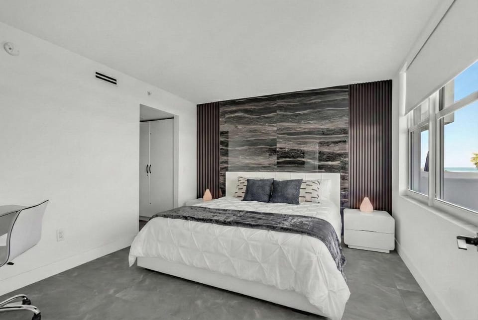 Huge Balcony Oceanfront 2 Bedrooms with Free Parking House in Miami Beach