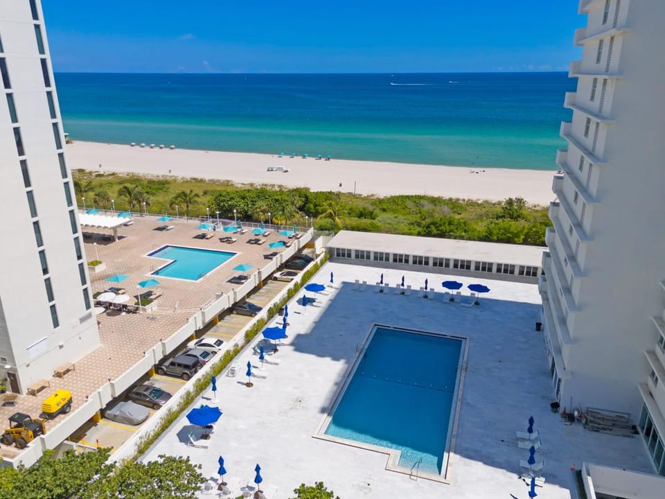 Huge Balcony Oceanfront 2 Bedrooms with Free Parking House in Miami Beach