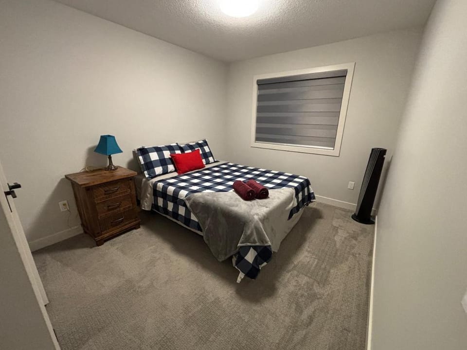 Luxury 4 Bedroom Entire House with Basement House in Airdrie