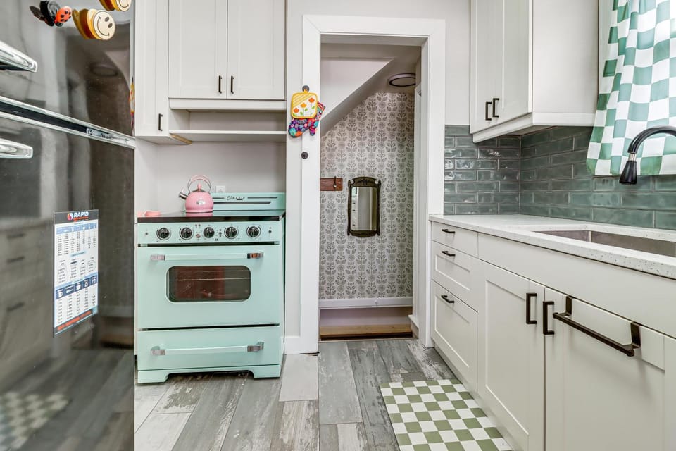 Families Welcome! Colorful Berkley Home with Yard House in Berkley