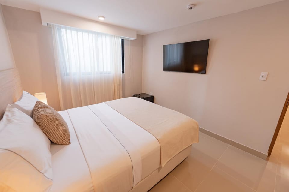 Bed, TV and multimedia, Photo of the whole room, Bedroom