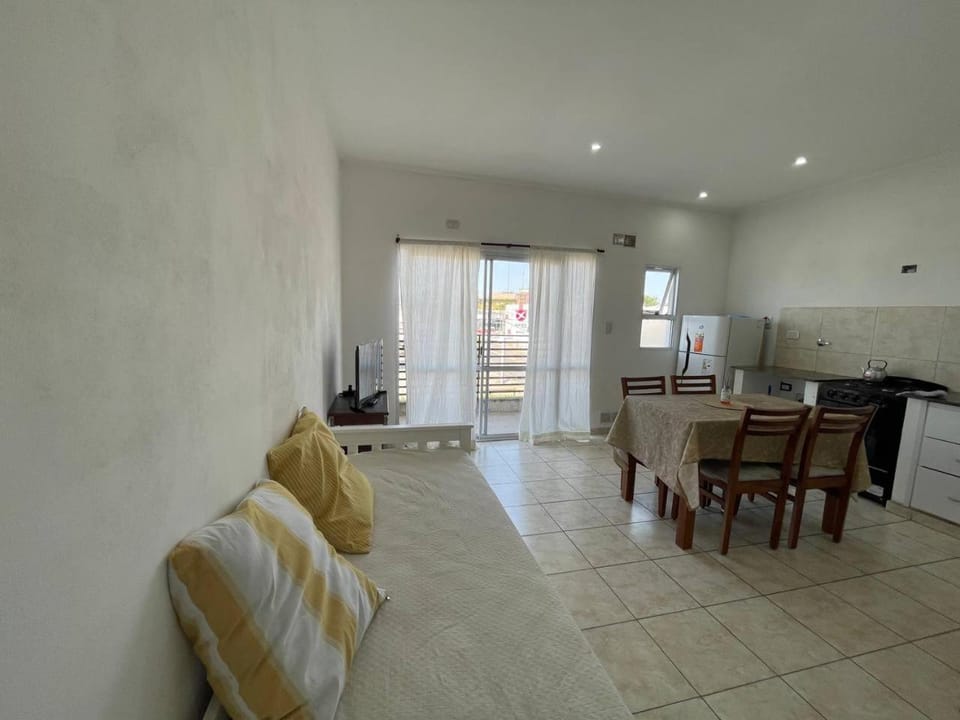 Kitchen or kitchenette, Living room, Seating area, Dining area, minibar, oven, pet friendly, stove
