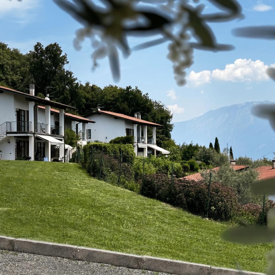 Gardasee Seeblick - Pool & Tennis Apartment in Lake Garda