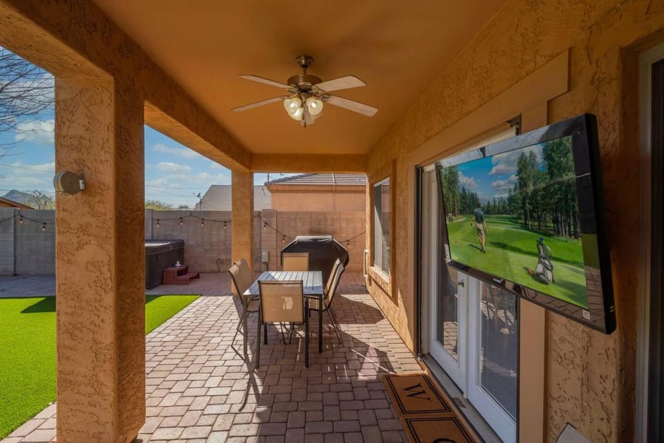 Stylish 4BR Desert Oasis with Pool and Spa Putting Green House in Phoenix