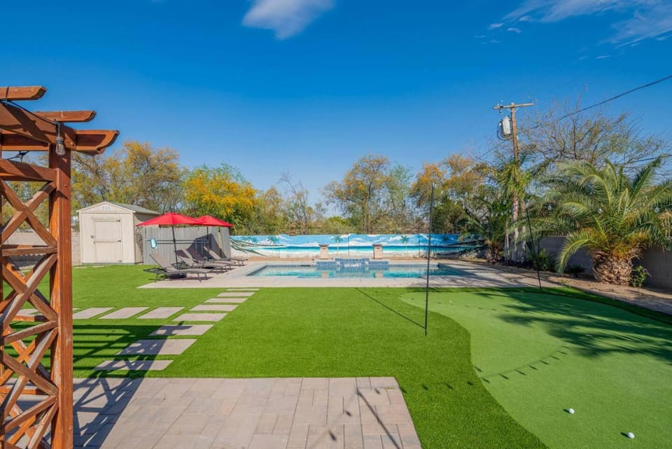 Stylish 4BR Desert Oasis with Pool and Spa Putting Green House in Phoenix