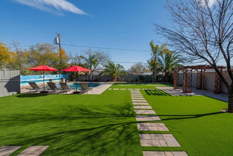 Stylish 4BR Desert Oasis with Pool and Spa Putting Green House in Phoenix