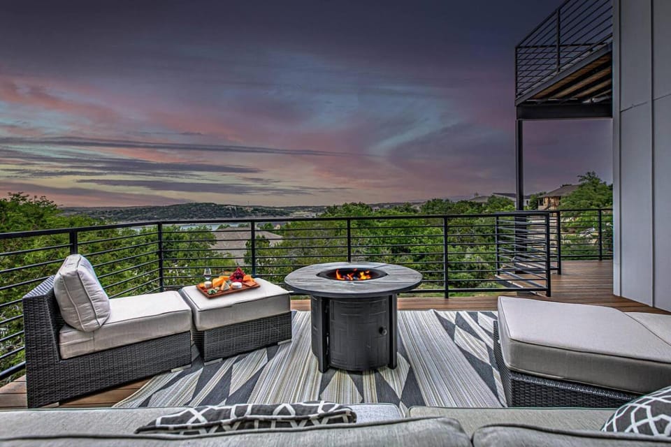 Lake Travis home w/ game room & hot tub House in Point Venture